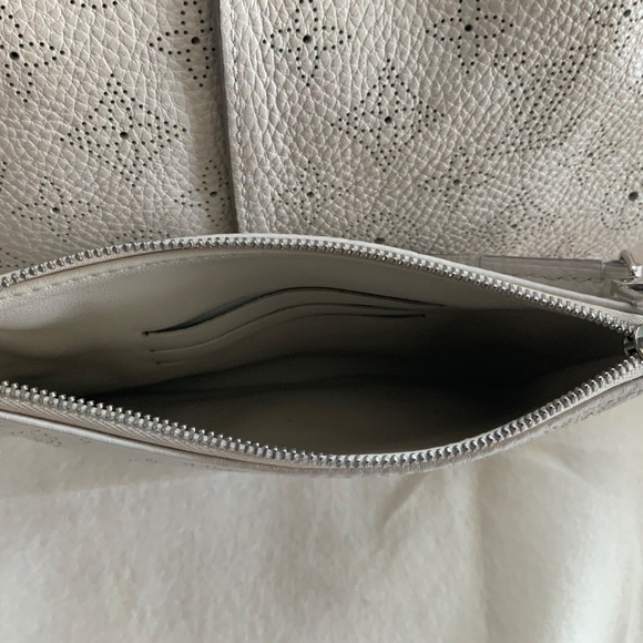 Louis Vuitton Mahina Selene Monogram PM Blanc Shoulder Bag. - Picture 14 of 16